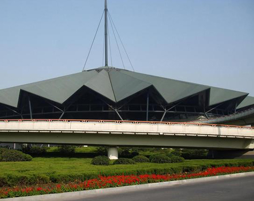 鋁鎂錳板在我國起步不到十年，許多人懷疑我國屋頂系統(tǒng)的使用